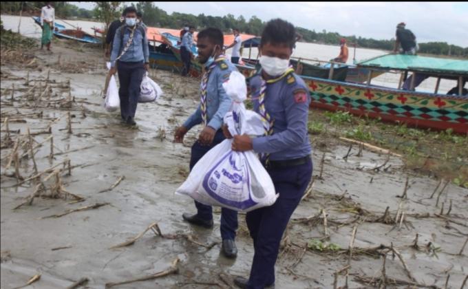 ত্রাণ বিতরণ 