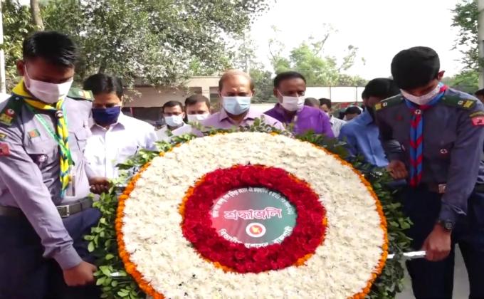বঙ্গবন্ধুর প্রতিকৃতিতে পুষ্পস্তবক অর্পণ করে শ্রদ্ধা জানান রাজশাহী বিভাগীয় কমিশনার ড. মো. হুমায়ুন কবীর ।