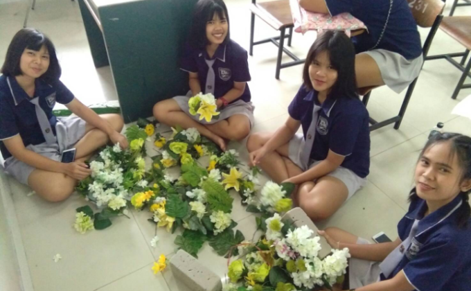 ช่วยแกะดอกไม้วันแม่