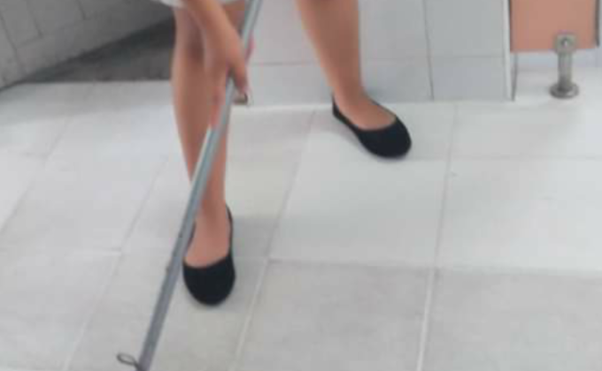 ถูห้องนํ้า