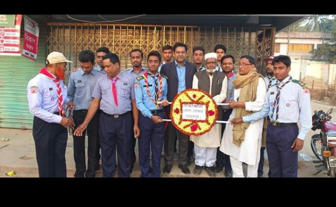 ২১ ফ্রেবুয়ারি আন্তর্জাতিক মাতৃভাষা দিবসে শহীদ মিনারে ফুলদেবার সময় 