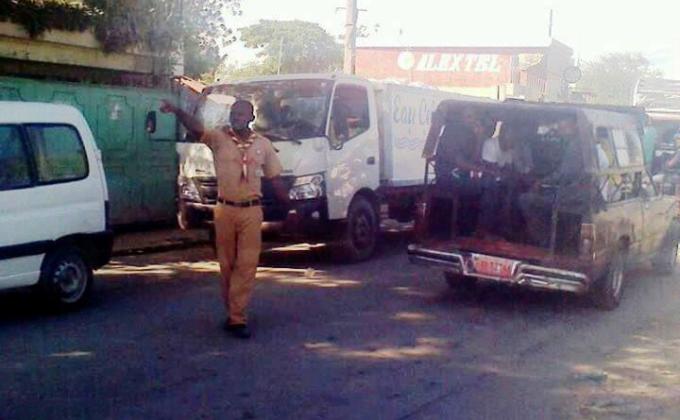 En circulation, là où il n'y a ni feu de signalisation ni agents de police, il y a les SCOUTS HAITIENS 