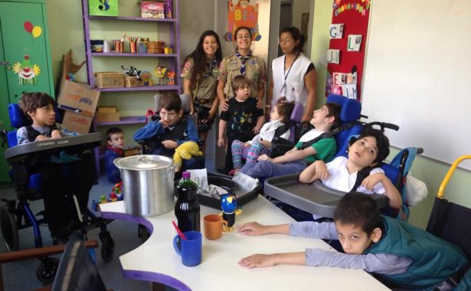 Confecção e comercialização de adesivos com motivo escoteiro para gerar fundos visando o benefício de instituições carentes