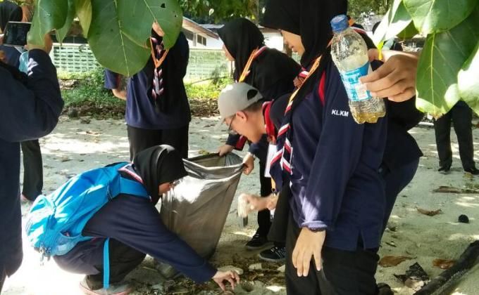 merdeka walk and clean the world