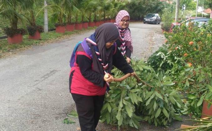 GOTONG-ROYONG MEMBERSIHKAN KAWASAN DESASISWA YANG TERJEJAS AKIBAT BANJIR