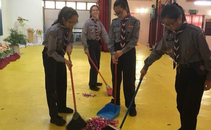 Helping out for 'Hari Anugerah'