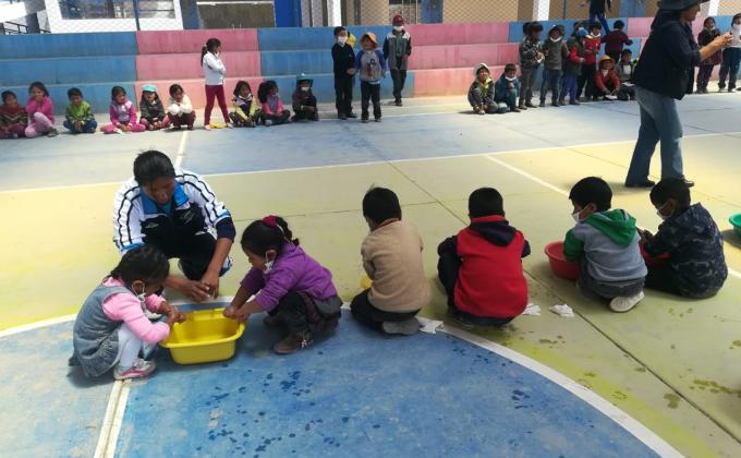 Capacitación sobre el lavado de manos en la Unidad Educativa Bolivar 2