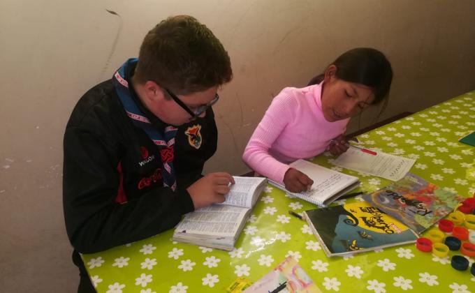 enseñando a nuestros hermanitos pequeños del "Centro de Niños Gracias"