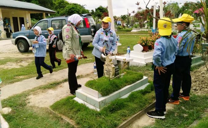 KERJA KHIDMAT MASYARAKAT – MEMBERSIHKAN PEKUBURAN ORANG-ORANG ISLAM KAMPONG PULAIE