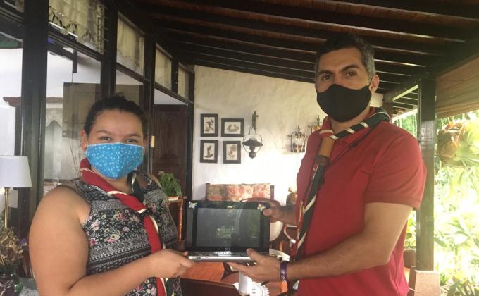 una familia un computador