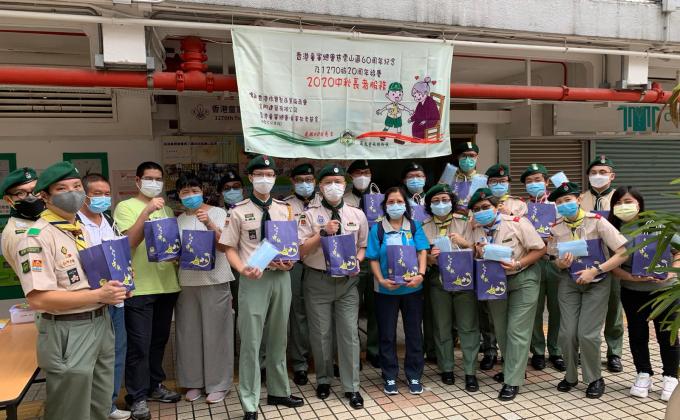 Give gifts to the elderly on Mid-Autumn Festival