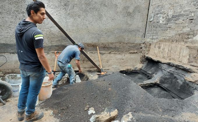 "Trabajo de un arquitecto en la obra y el despacho"