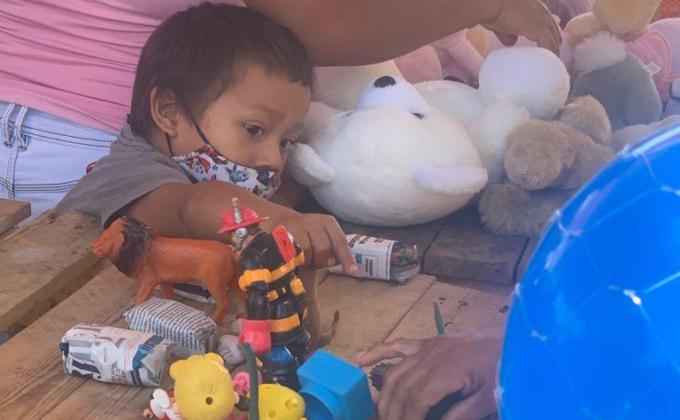 Aqui se puede ver a los niños escogiendo su juguete :D