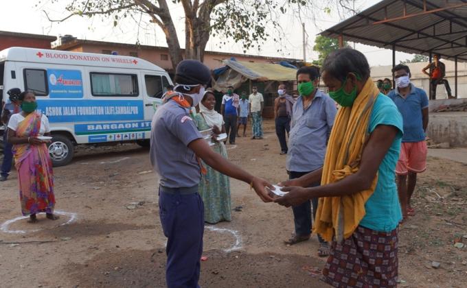 Cooked food packets distributed at Jarangloi Basti of Bargaon Block, Dist. Sundaragrh, Odisha