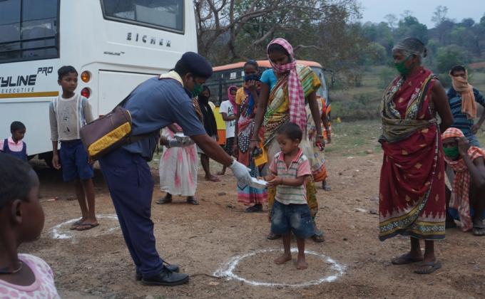Cooked food packets distributed at Khadiapada of Lakraghara village, Block-Bargaon