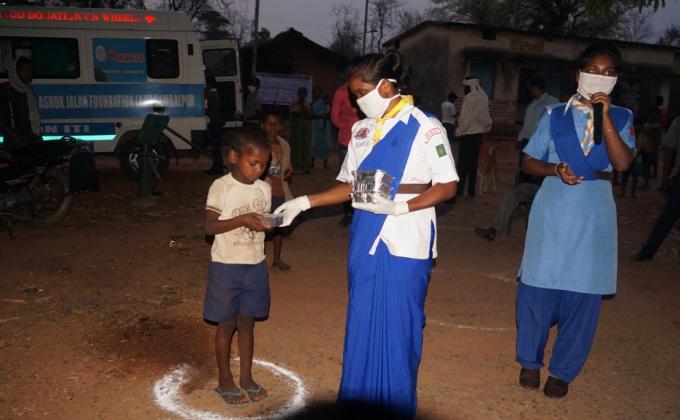 Cooked food packets distribution at Sadakpada of Lakraghara village, Block-Bargaon