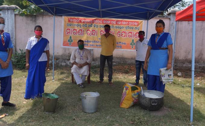 Cooked food distributed to the people who passing through Bargaon at Bargaon Square of Sundargarh District
