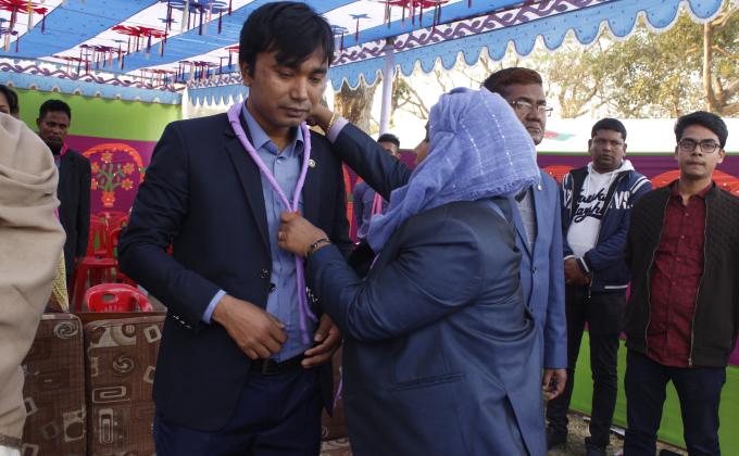 অতিথিকে স্কার্ফ পড়ানো 