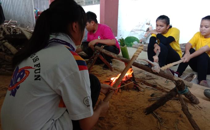 membantu membuat aktiviti masakan rimba pengakap daerah sibu