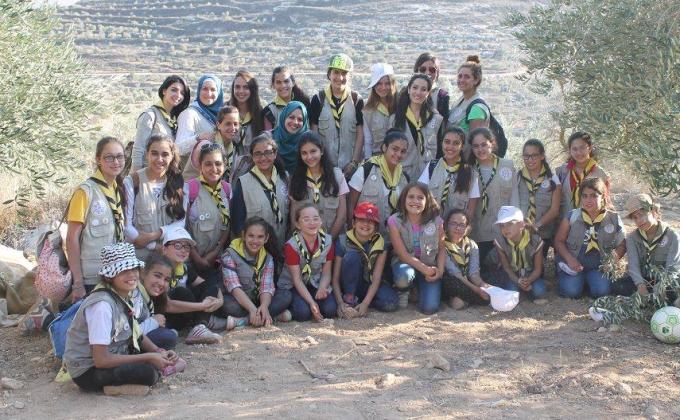 Helping farmers in olive picking as a seasonal activity in Palestine مجموعة مرشدات الصداقة تقطف ثمار الزيتون في قرية قوصين