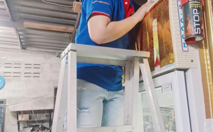 ช่วยร้านค้าดูตู้แช่สินค้าเพราะมอเตอร์ความเย็นเสีย
