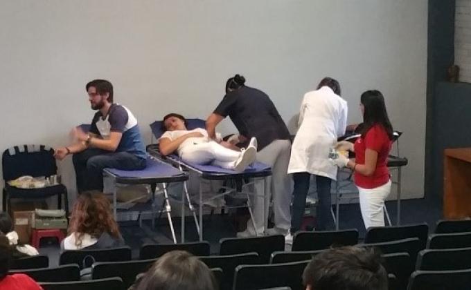 LLEVAS UN HÉROE EN LA SANGRE