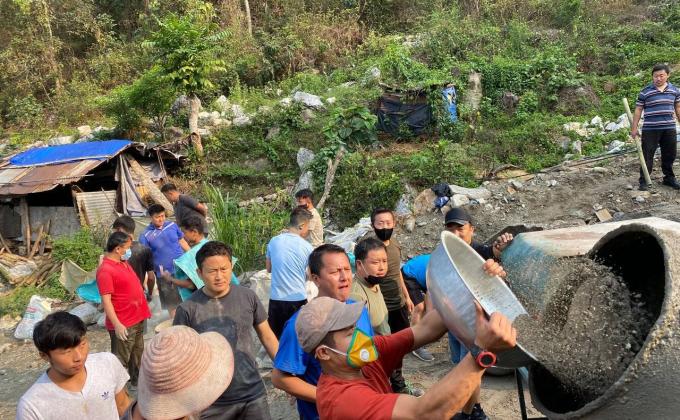 Labor help in ongoing construction of Guru's resident