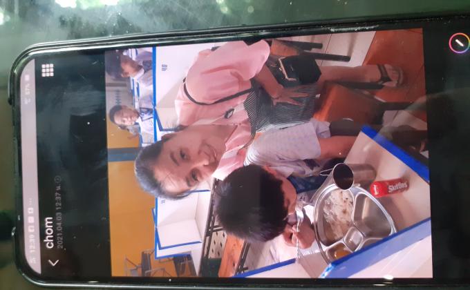 ป้อนอาหารให้นักเรียนพักกลางวัน