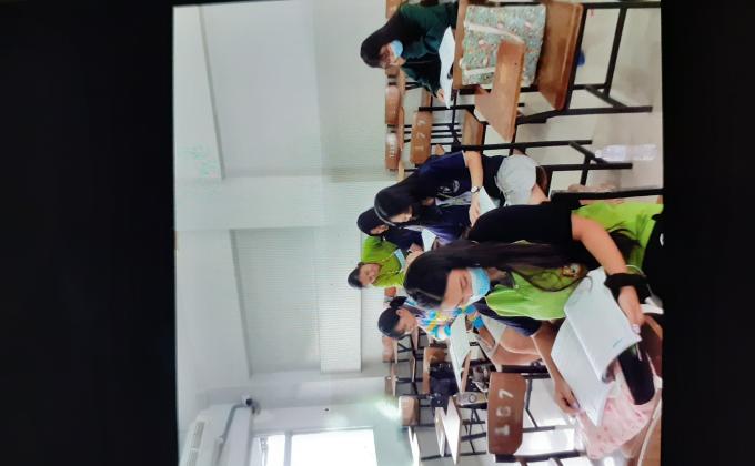 สอนหนังสือแก่นักศึกษา