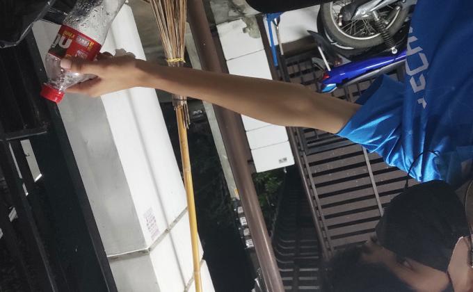 ทิ้งขยะลงถุงดำ