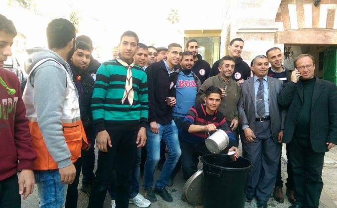 مجموعة خليل الرحمن الكشفية تساعد في توزيع الشوربة على ابواب المسجد الإبراهيمي 