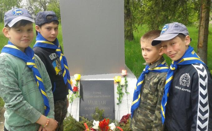 Scouts from Sumy regional branch of Hational Organization of scouts of Ukraine honored the memory of Hero