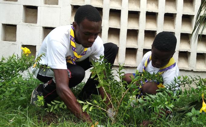 UNE VASTE OPERATION DE  DE PLANTING D'ARBRES ET DE RAMASSAGE DE DECHETS PLASTIQUES PAR LE GROUPE N'ZRAMAN  DANS LA COMMUNE D'ADJAME 