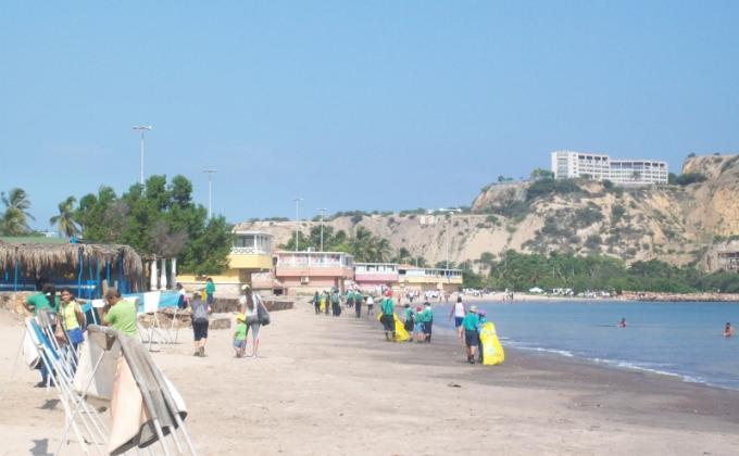 Recolección de desechos. Día Mundial de las Playas.