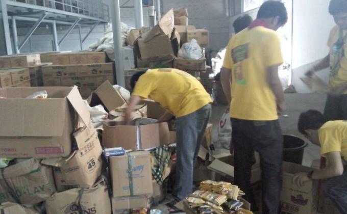 PACKING OF RELIEF GOODS AT GMA NETWORK REPACKING WAREHOUSE 