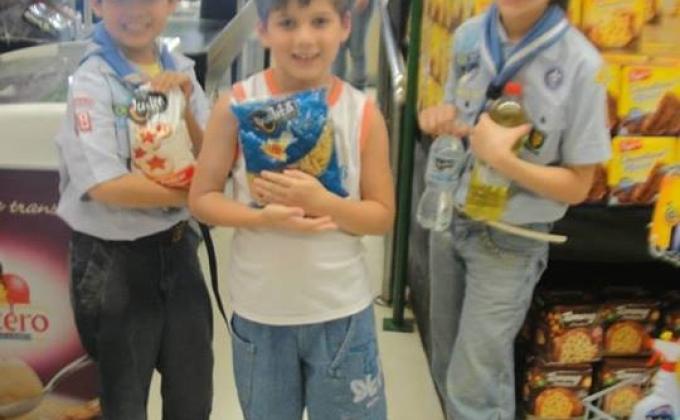 Partnership with a local Supermarket to collect food and to spread information about scouts