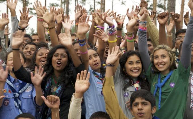 Para Pramuka dari Meksiko memberi makan kepada penduduk desa yang membutuhkan melalui proyek Duta-duta Perdamaian