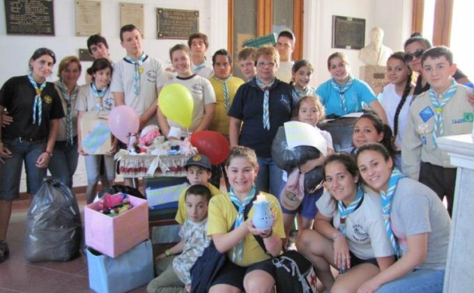 Grupo de jóvenes aportan su luz a un mundo que vive a oscuras...