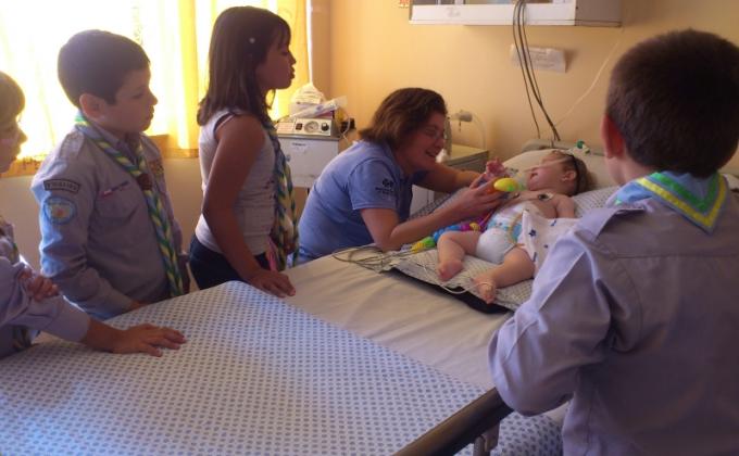 Compartiendo huevos de pascua con niños internados en Hospital Regional