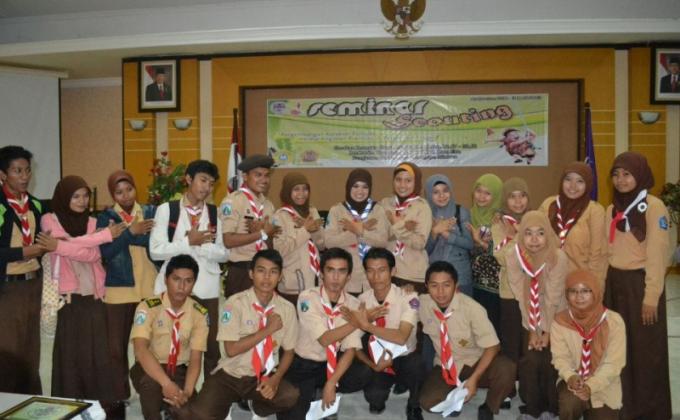 bagi perdamaian melalui seminar pramuka Racana Trunojoyo dan Rato Ebu - U.T.M
