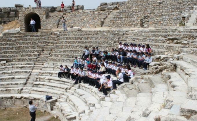Scouts follow trails of peace on history