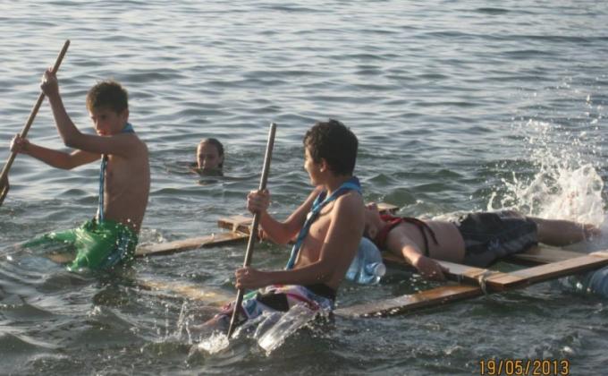 Oaring for friendship : hand-made raft