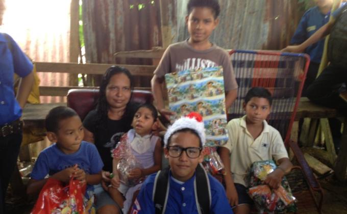 Compartir en Navidad. Grupo 144 - Cariari - Limón