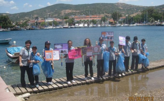 An environment project from scouts : Cleaning all Foça