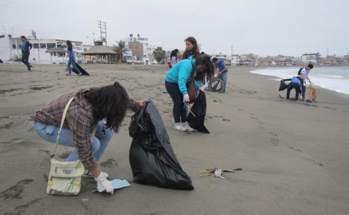 Limpieza y sensibilización en la Playa Huanchaco