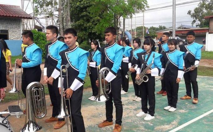เป็นนักดนตรีวงดุริยางค์ของโรงเรียน