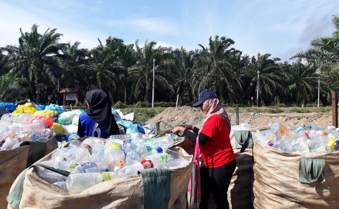 Reuse, Recycle Garden Project (SWA Voluntary Service); Collecting At Kerayong