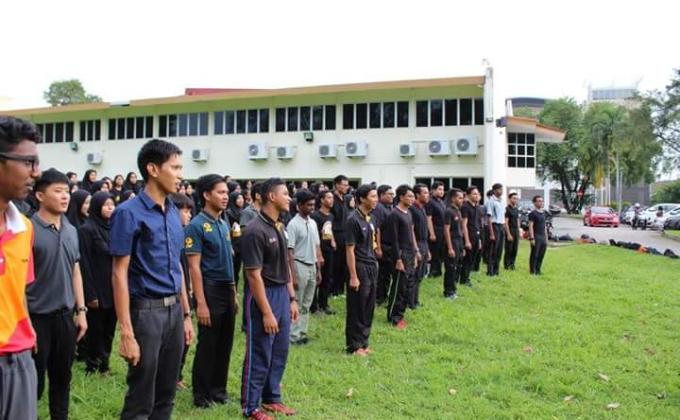 Ladam kuda, istiadat menaikkan dan menurunkan bendera