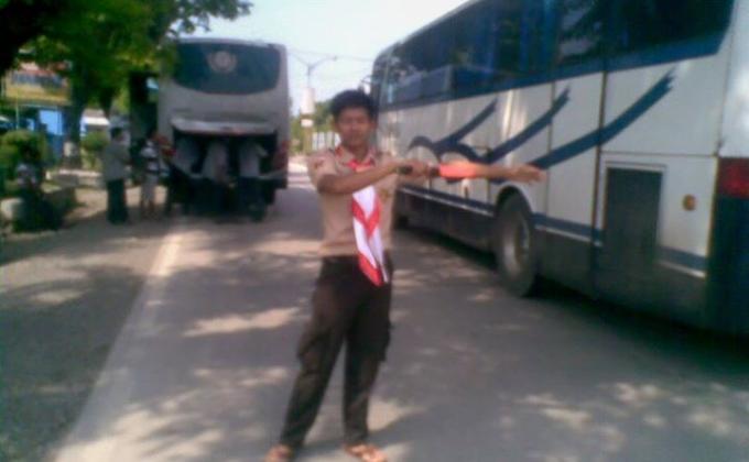 Bantuin ngatur lalulintas.