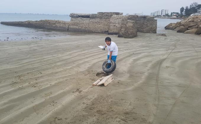 POLLUTION ON STA ELENA BEACHES